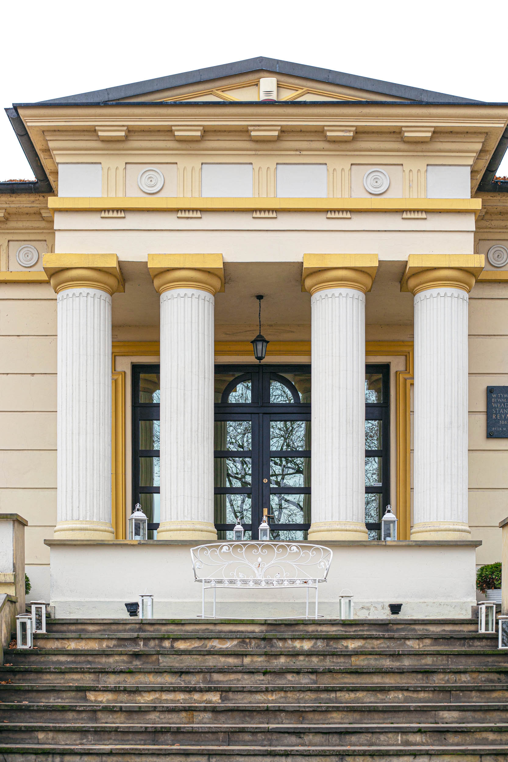 Pałac w Małkowie zdjęcie wejścia