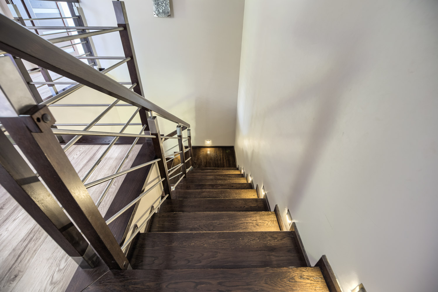 drewniane schody w domu