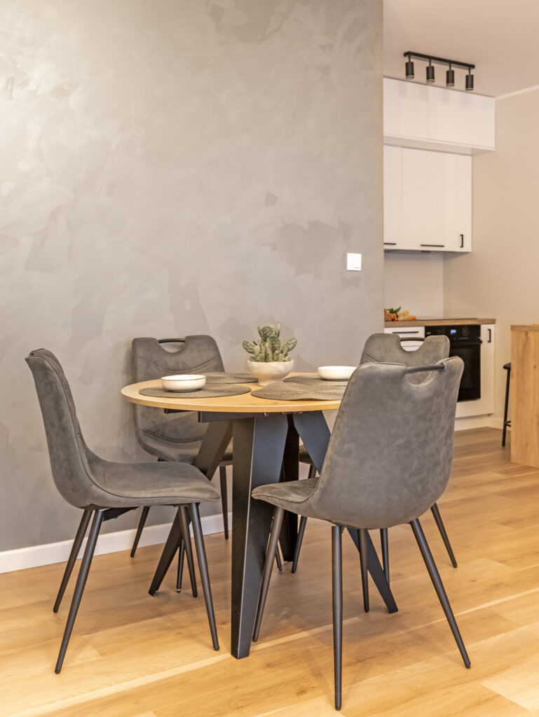 jadalnia w mieszkaniu przygotowanym do wynajmu – zdjęcia wnętrz Kalisz