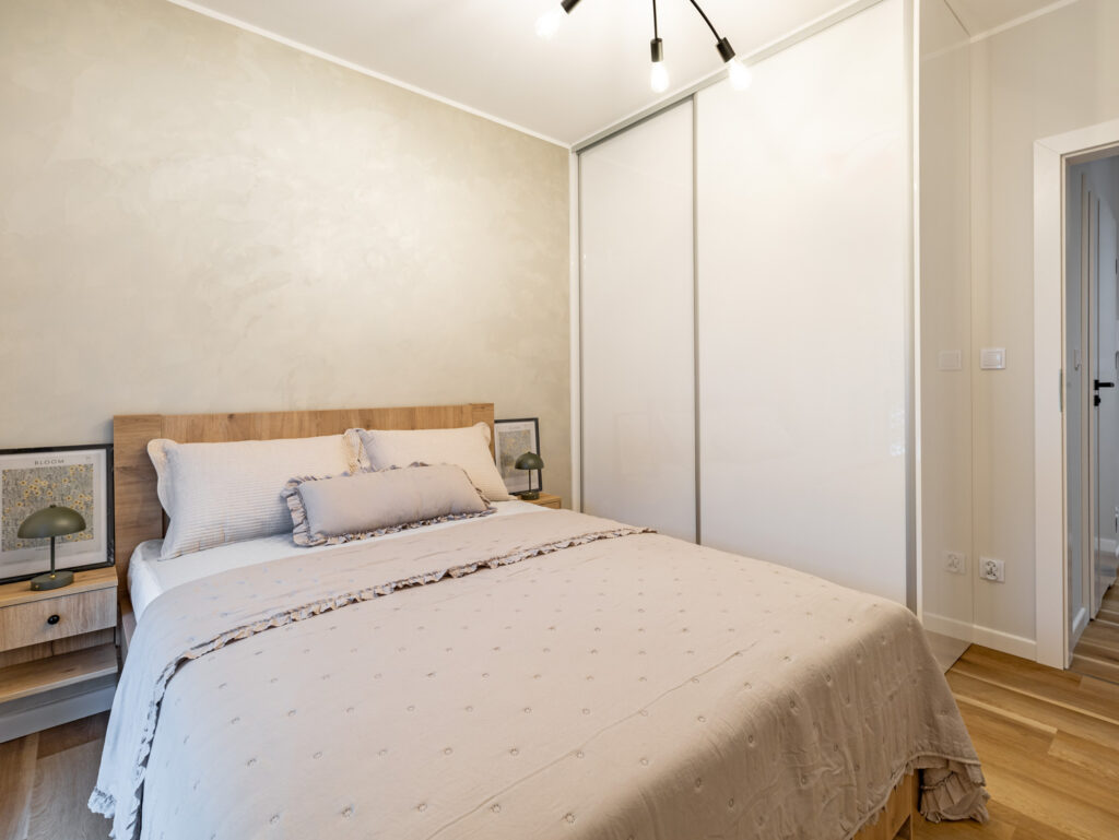 Sypialnia w mieszkaniu na wynajem w Kaliszu – profesjonalne zdjęcia