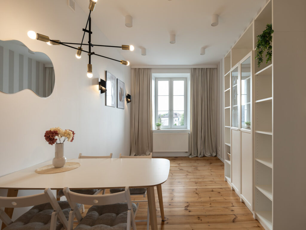 Salon z jadalnią przygotowany do sesji nieruchomości